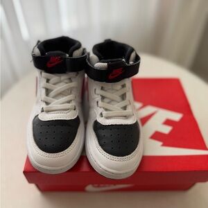 Unisex Nike sneakers size 10 toddler